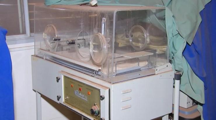 Encubadora da UTI neonatal do hospital está deteriorada (Foto: Reprodução/TV TEM)