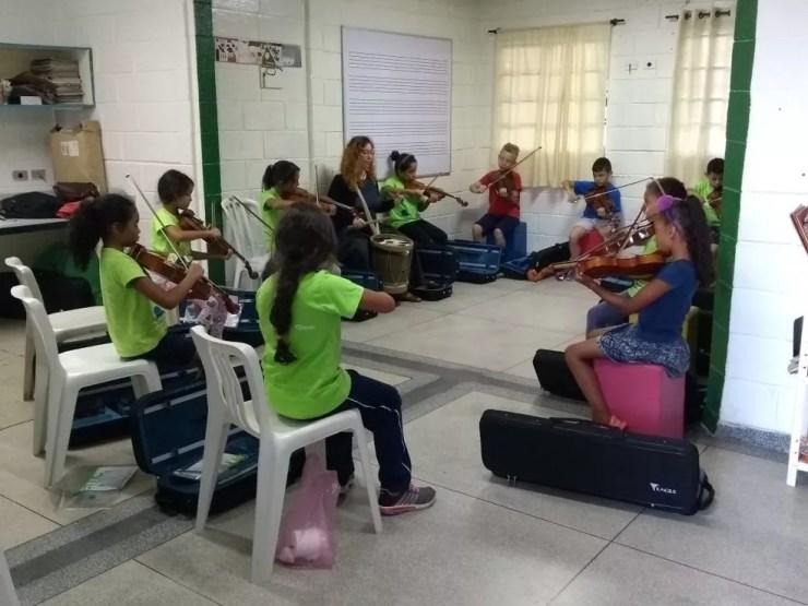 Alunos do Circo Escola São Remo durante aula de violino.  — Foto: Divulgação/PMSP