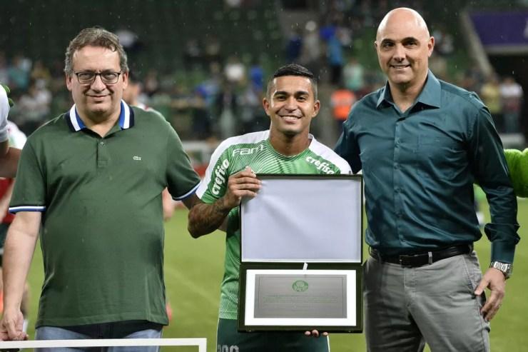 Dudu foi homenageado quando completou 300 jogos pelo Palmeiras — Foto: Marcos Ribolli
