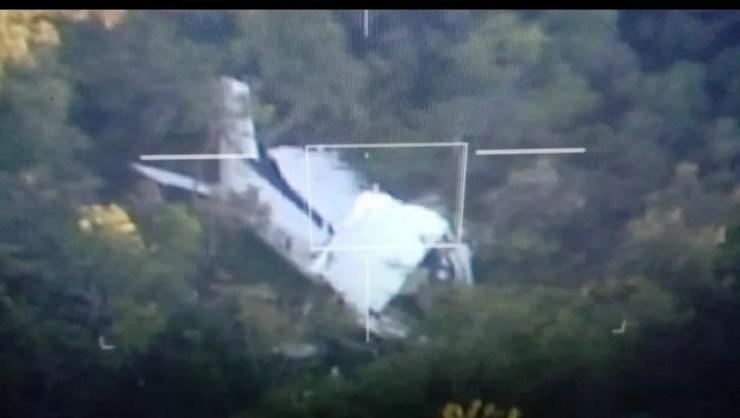 Avião de pequeno porte caiu na Serra do Mangaval; piloto e copiloto foram resgatados com vida após 4 dias do acidente — Foto: FAB/Divulgação