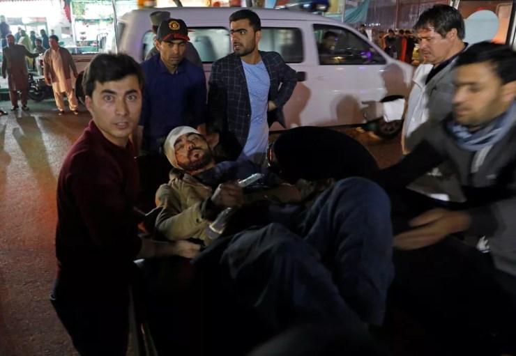 Ferido em explosão em Cabul é transportado para hospital nesta terça-feira (20) — Foto: Mohammad Ismail/Reuters