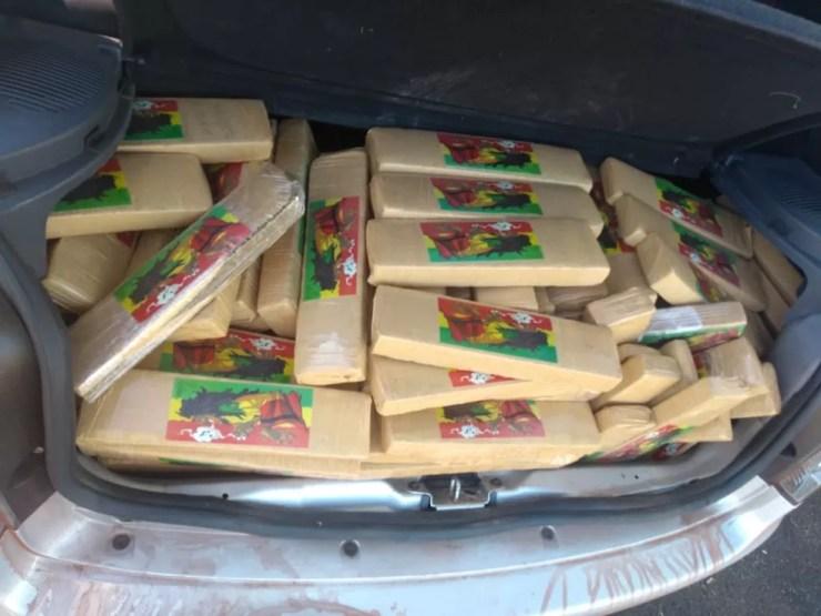 Motorista do carro foi preso por tráfico de drogas após apreensão de tabletes de maconha em Jales (SP) (Foto: Polícia Rodoviária/Divulgação)