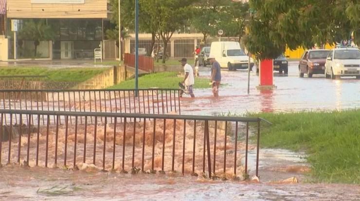 Pedestres se arriscaram e passaram por ponte tomada pela água após temporal em Rio Preto (SP) (Foto: Reprodução/TV TEM)