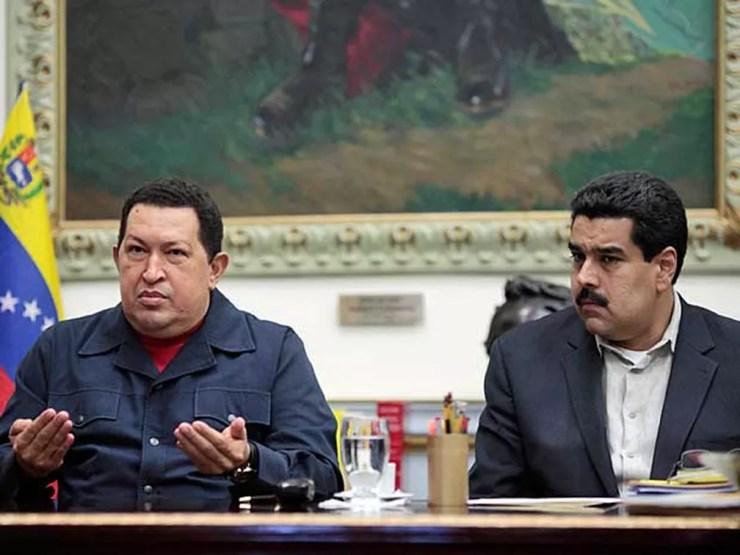 O presidente da Venezuela, Hugo Chávez, ao lado de seu então vice-presidente, Nicolás Maduro, em dezembro de 2012 — Foto: Marcelo Garcia / Miraflores Press / AP Photo