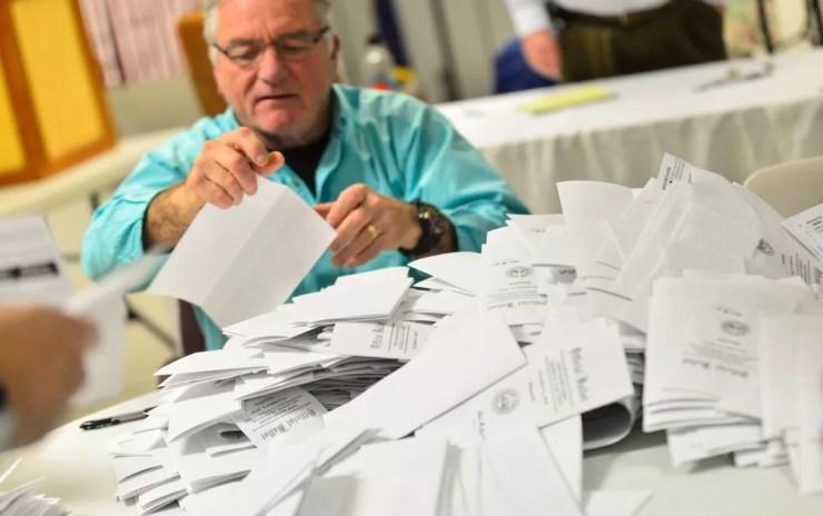 Wayne Gallagher ajuda a contar votos das ‘midterms’ em Hinsdale, em New Hampshire, na terça-feira (6) — Foto: Kristopher Radder /The Brattleboro Reformer via AP