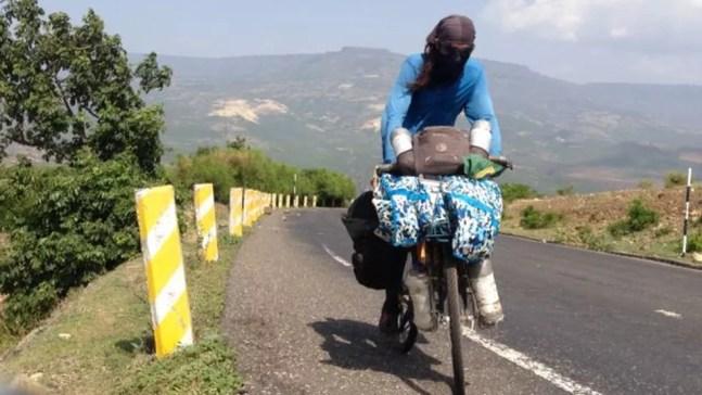Brasileiro Ricardo Martins em passagem pela Etiópia durante jornada em bicicleta de bambu — Foto: Arquivo Pessoal/Via BBC