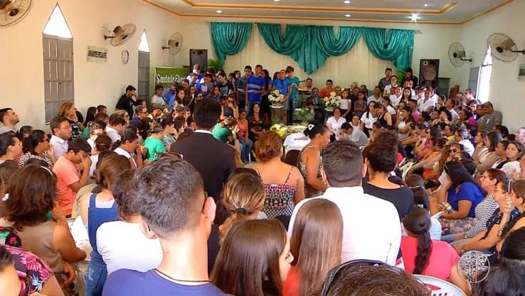 Corpo do jovem foi velado na Igreja Assembleia de Deus na comunidade Juremal, em Baraúna (Foto: Reprodução/Inter TV Costa Branca)