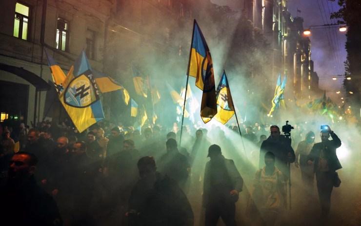 Nacionalistas ucranianos e militares do Azov fazem passeata em Kiev, na Ucrânia, em 2014 para marcar a fundação do Exército Insurgente Ucraniano. O movimento de resistência paramilitar foi formado em 1943 para lutar pela independência do país — Foto: Genya Savilov/AFP