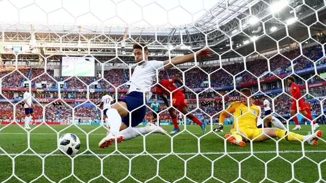 Gary Cahill, da Inglaterra, tira a bola em cima da linha e evita o gol da Bélgica