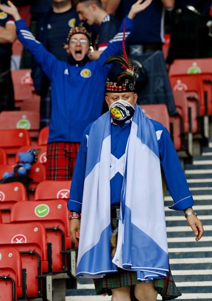Torcedor da Escócia fantasiado em jogo entre Escócia x República Tcheca  — Foto: REUTERS/PAUL ELLIS
