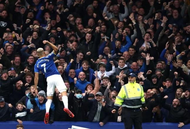 Richarlison celebra gol pelo Everton — Foto: REUTERS