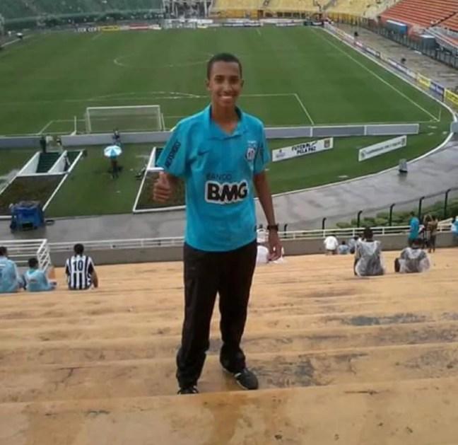 Lucas Braga no Pacaembu, com a camisa do Santos — Foto: Arquivo pessoal