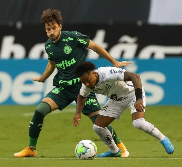 Matías Viña teve trabalho ao marcar Marinho no duelo entre Santos e Palmeiras — Foto: Cesar Greco/Ag. Palmeiras