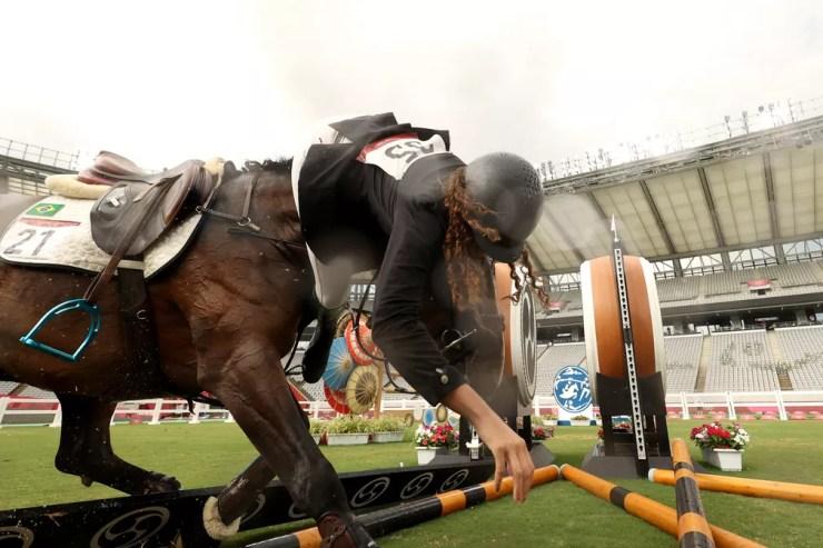 Ieda Guimarães, brasileira do pentatlo moderno, cai do cavalo — Foto:  Dan Mullan/Getty Images