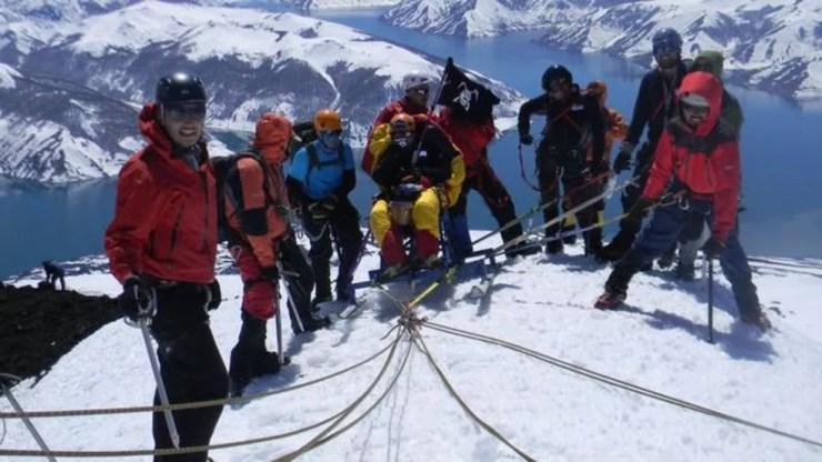 Em 2 de outubro de 2011, Gabriel e seus amigos conseguiram chegar ao cume do vulcão Antuco, localizado a cerca de 600 km ao sul da cidade de Santiago — Foto: PROYECTO PANZER/BBC