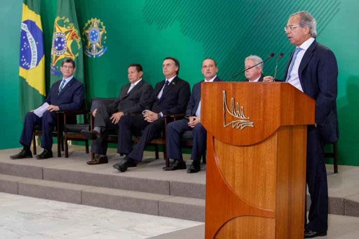 Paulo Guedes fez discurso no Palácio do Planalto, em solenidade de posse de presidentes de bancos públicos — Foto: Alan Santos/PR
