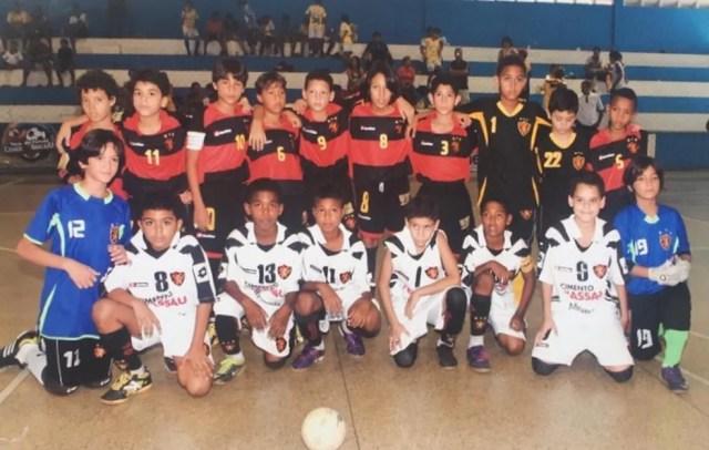 Kaio Jorge (camisa 10) num time do Sport ao lado dos filhos de Marcelinho Paraíba (6) e Magrão (12); este último hoje joga na base do São Paulo — Foto: Arquivo Pessoal