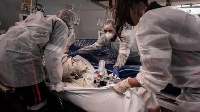 O surgimento de novas variantes do coronavírus ajuda a explicar o colapso, mas essas novas versões não são as principais culpadas pela crise — Foto: Getty Images