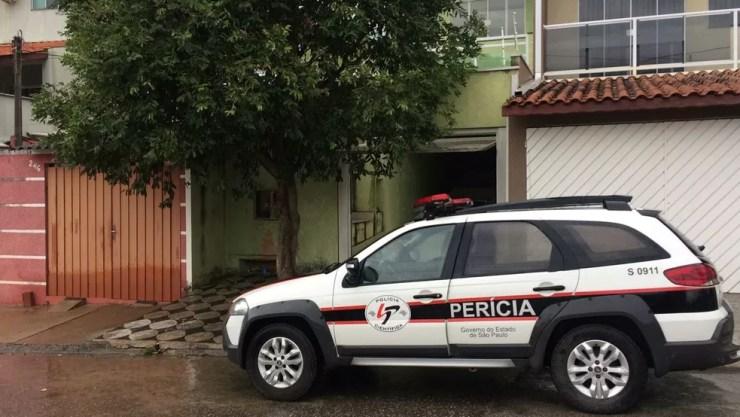 Perícia esteve na casa onde idosa teria caído de janela em Sorocaba (Foto: Carlos Dias/G1)