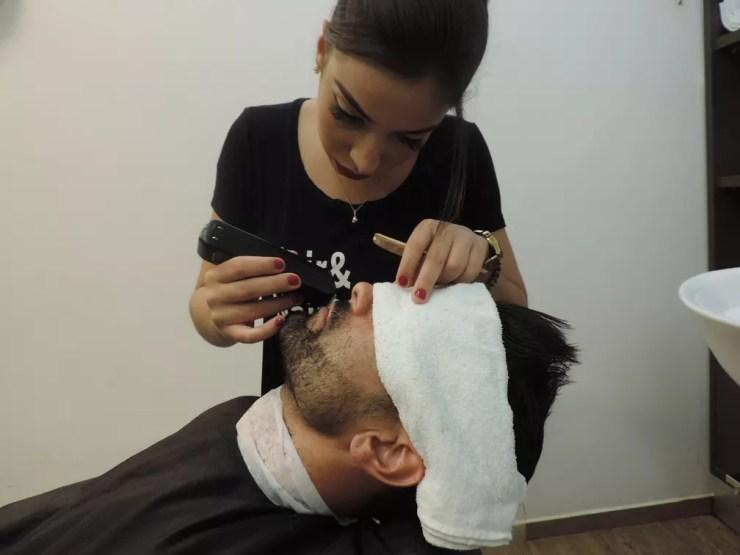 Barbeira conta ao G1 que interesse pela profissão surgiu durante uma visita a seu tio, que fazia curso para aprender técnicas da barbearia (Foto: Marcos Lavezo/G1)