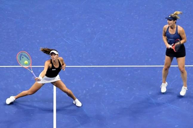 Luisa Stefani e Gabriela Dabrowski em ação no US Open — Foto: AONGphoto/USOpen