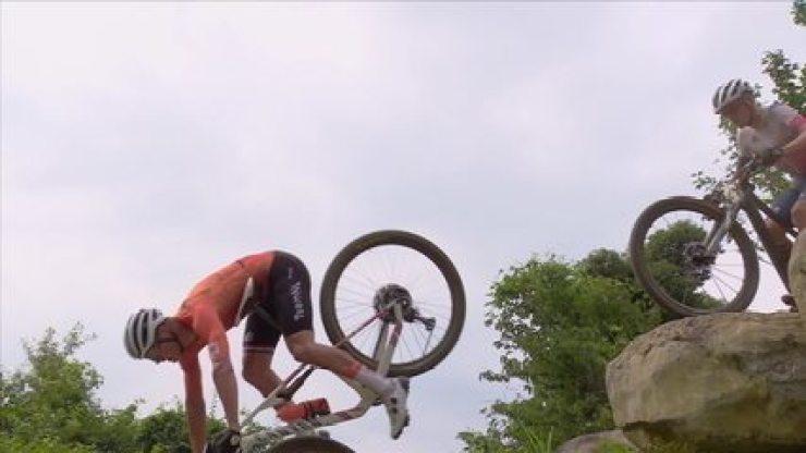 Um dos favoritos, holandês Mathieu van der Poel toma tombaço no ciclismo mountain bike das olimpíadas