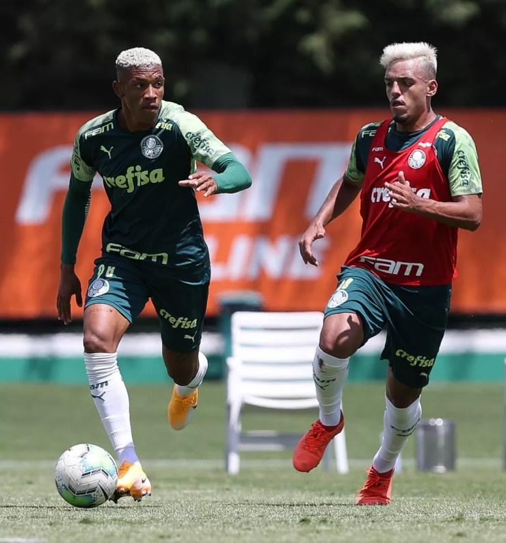Danilo e Gabriel Menino em disputa no treino desta terça — Foto: Cesar Greco\Palmeiras