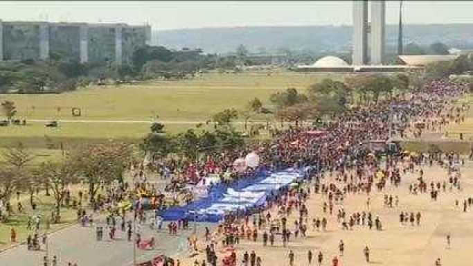 Manifestantes vão às ruas contra o presidente Bolsonaro, em Brasília