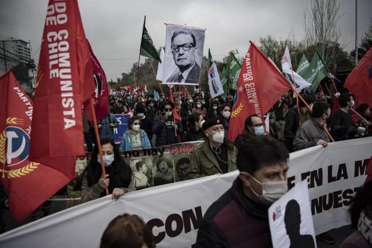 Manifestação em Santiago lembrou os 48 anos do golpe de Pinochet contra Salvador Allende — Foto: AFP/Martín Bernetti