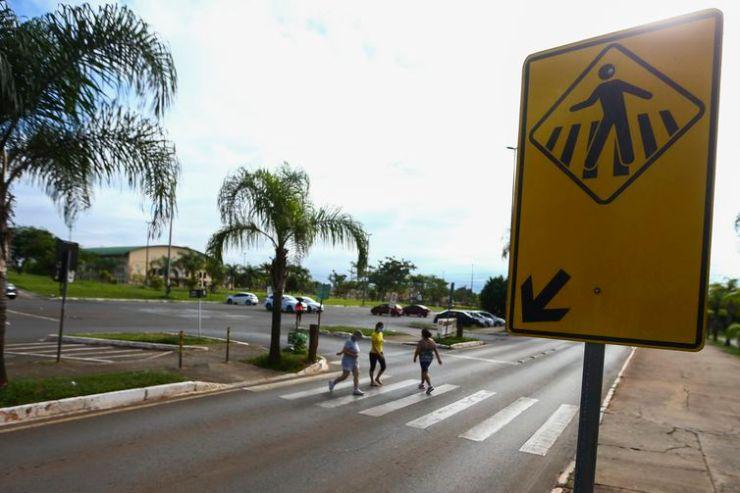 Pedestres atravessam faixa em Brasília. Há 24 anos, a capital federal instituiu o respeito ao pedestre na faixa, comportamento que é exemplo de cidadania e motivo de orgulho para os brasilienses.
