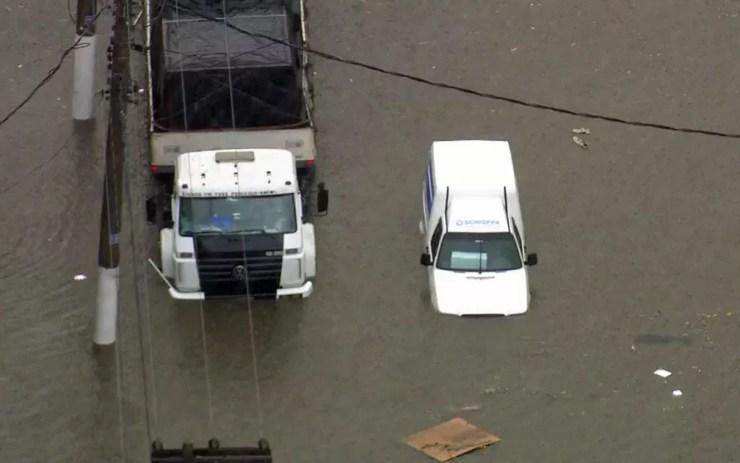 Caminhão e carro ficam presos em alagamento na Zona Sul de São Paulo — Foto: TV Globo/Reprodução