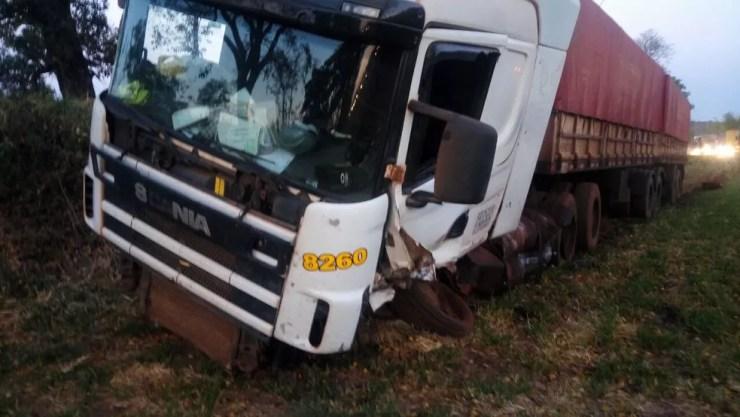 Frente de caminhão também ficou destruída com o acidente na SP-284 (Foto: Corpo de Bombeiros / Divulgação)