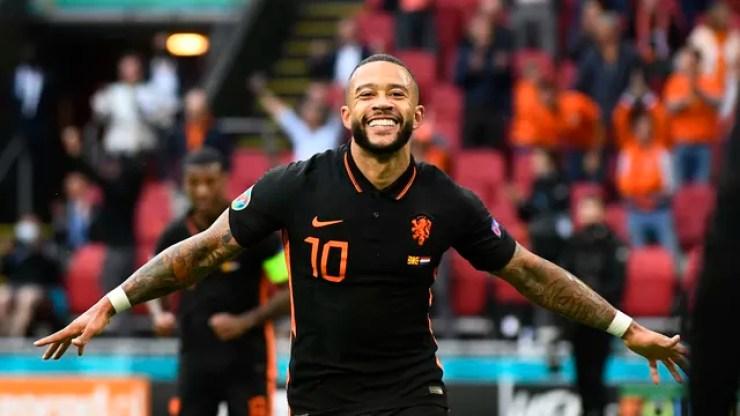 Memphis Depay comemora o gol marcado pela Holanda contra a Macedônia do Norte