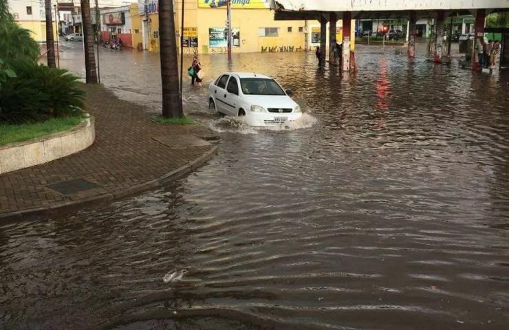Motoristas atravessaram água após chuva em Rio Preto (Foto: Arquivo Pessoal)
