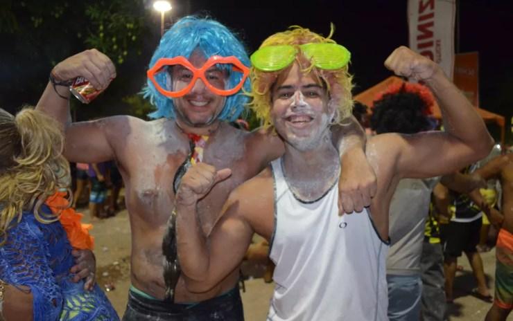 Com vários acessórios, foliões se divertem no carnaval em Alter do Chão — Foto: Adonias Silva/G1
