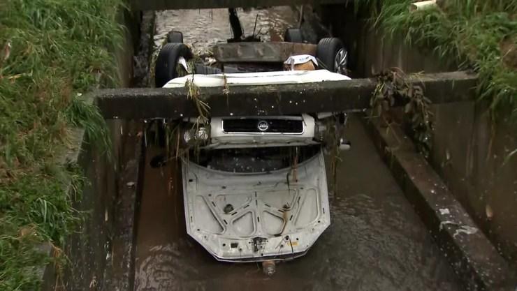 Enchente levou carro para dentro de córrego em São Paulo — Foto: Reprodução/TV Globo