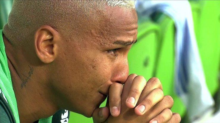 Deyverson chora e vibra com fim da partida contra o Corinthians