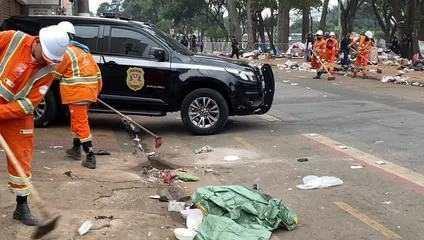 Após operação na Cracolândia, funcionários da prefeitura fazem limpeza