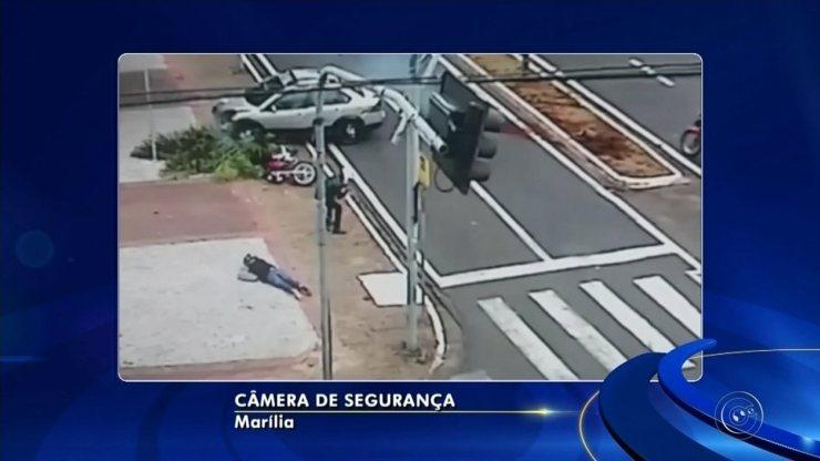 Carro atinge motocicleta e arranca coqueiro após batida em avenida de Marília