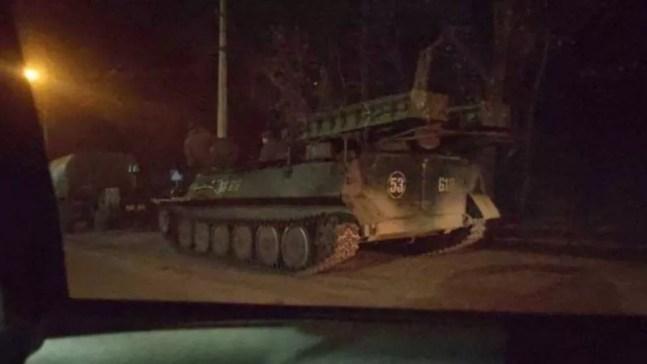 Veículos militares da Rússia, incluindo blindados, têm sido vistos cruzando as fronteiras ao norte, ao sul, a oeste e a leste da Ucrânia — Foto: BBC