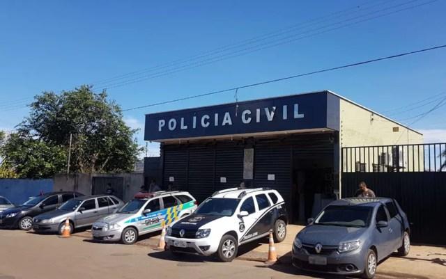 Delegacia de Polícia Civil para onde o suspeito de atirar em estudante foi levado, em Alexânia, Goiás (Foto: Maryhá de Podestà/TV Anhanguera)