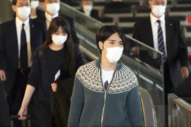 A ex-pricesa japonesa Mako (à esquerda) e o marido, Kei Komuro, no Aeroporto Internacional de Tóquio antes de embarcar para os Estados Unidos em 14 de novembro de 2021 — Foto: Eugene Hoshiko/AP