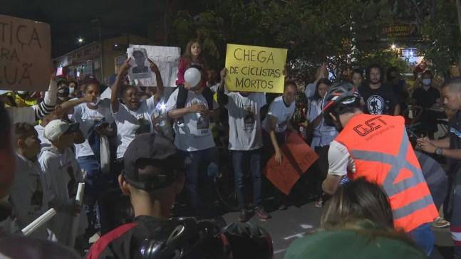 Ciclistas fazem protesto por mais segurança no trânsito e homenageiam jovem que morreu atropelado em São Paulo.  — Foto: Reprodução/TV Globo