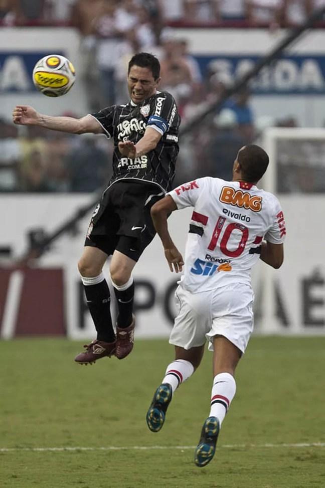 Chicão e Rivaldo disputam a bola no clássico entre São Paulo e Corinthians de 2011 — Foto: Daniel Augusto Jr / Ag Corinthians