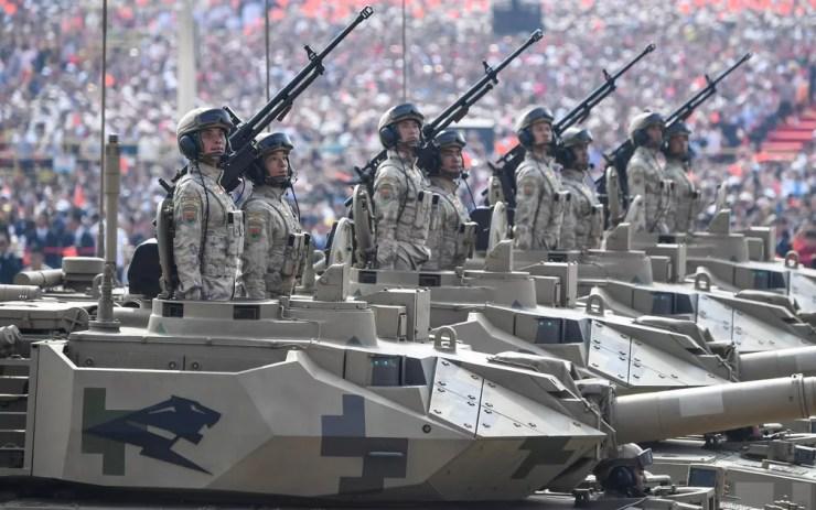 Tanques desfilam em |Pequim — Foto: Greg Baker / AFP Photo