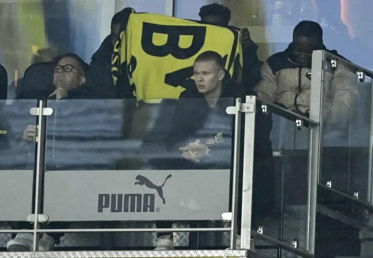 Lesionado, Haaland assiste da tribuna à partida do Borussia Dortmund — Foto: AFP