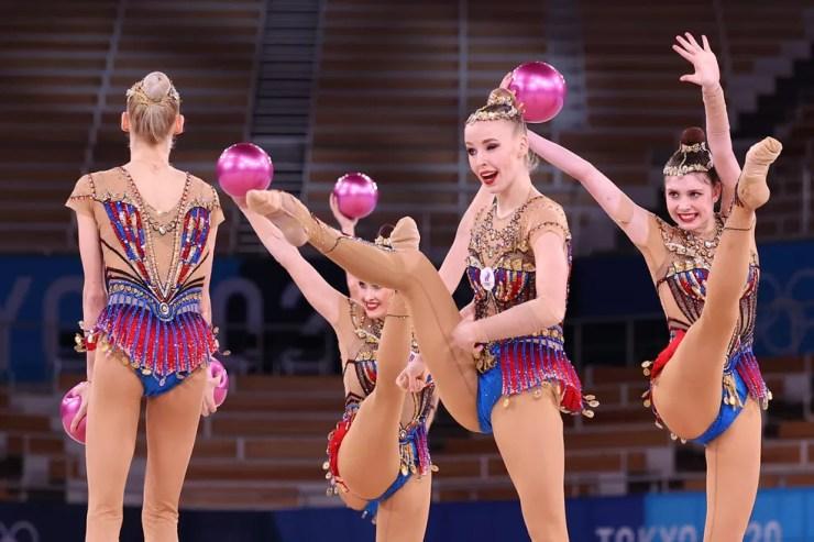 Atletas do Comitê Olímpico Russo na rotação de bolas na final por equipes da ginástica rítmica nas Olimpíadas de Tóquio 2020 — Foto: REUTERS/Lisi Niesner