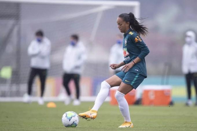 Adriana será a primeira jogadora de futebol do Piauí a disputar as Olimpíadas — Foto: Thais Magalhães/CBF