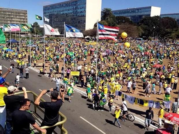 Manifestantes pedem o afastamento definitivo de Dilma em ato na Esplanada dos Ministérios, em Brasília, na manhã deste domingo (31) (Foto: Renan Ramalho/G1)