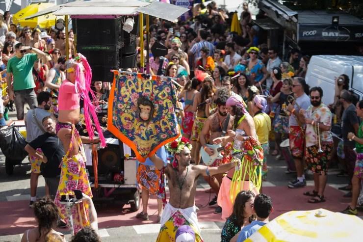 Foliões no desfile do bloco de carnaval Saia de Chita, no bairro da Pompeia, na zona oeste de São Paulo, nesta quinta-feira, 21 de abril de 2022.    — Foto: FELIPE RAU/ESTADÃO CONTEÚDO